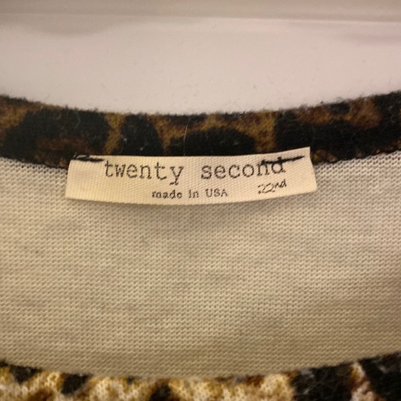 Leopard Cut Out Sleeve Long Sleeve Shirt - Picture 2 of 2